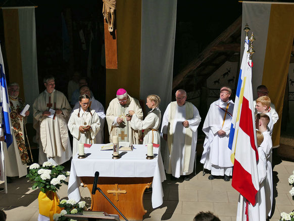 Festgottesdienst zum 1.000 Todestag des Heiligen Heimerads auf dem Hasunger Berg (Foto: Karl-Franz Thiede) Festgottesdienst zum 1.000 Todestag des Heiligen Heimerads auf dem Hasunger Berg (Foto: Karl-Franz Thiede)